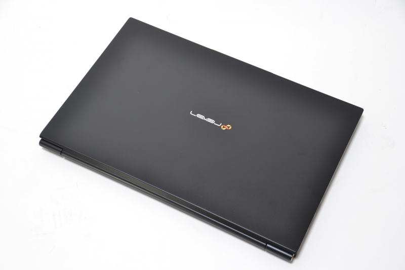 天面はフラットでロゴが入っているのみのシンプルさ