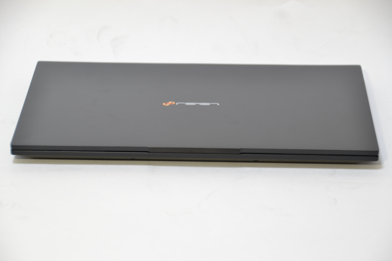 前面には端子などはない