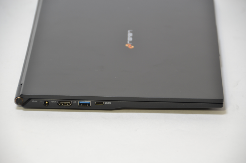 左側面は電源端子、HDMI、USB、Thunderbolt 4。電源端子のそばに電源ランプがある