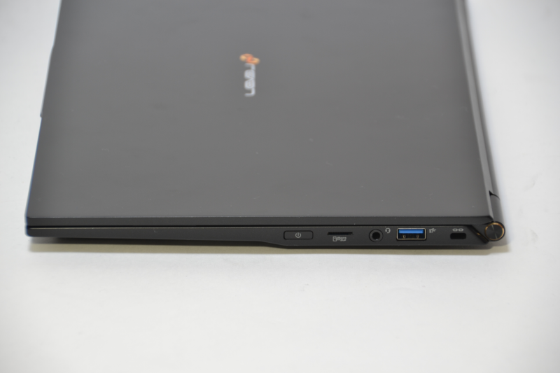 右側面に電源ボタンがある。ほかにmicroSDスロット、ヘッドフォン・マイク端子、USB