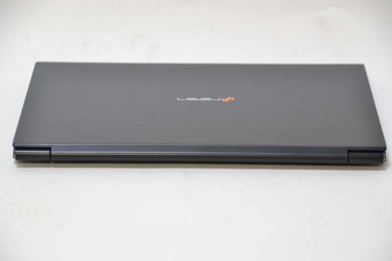 背面もとくに何も見当たらないが、筐体とディスプレイのつなぎ目部分に吸排気口がある