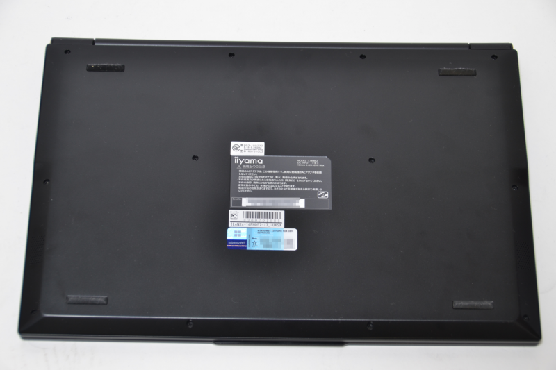 底面に空気口らしきものはない。前方左右にはスピーカーがある