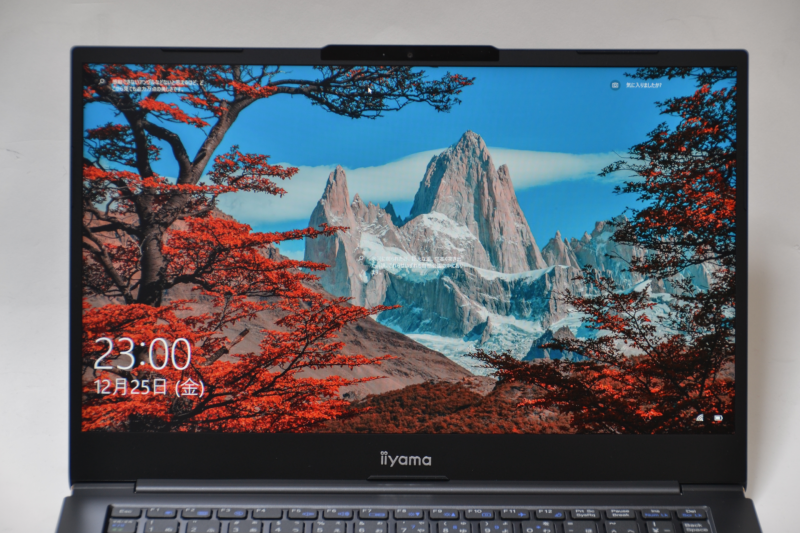 ディスプレイは左右が約6mmの狭額縁