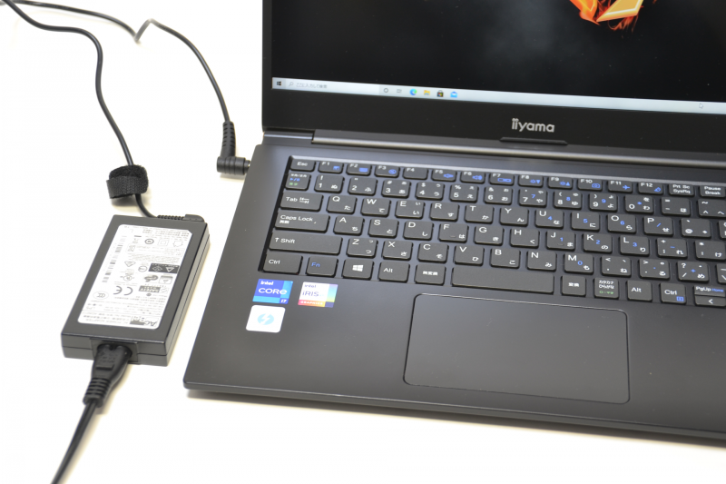 薄型で小さいACアダプタ