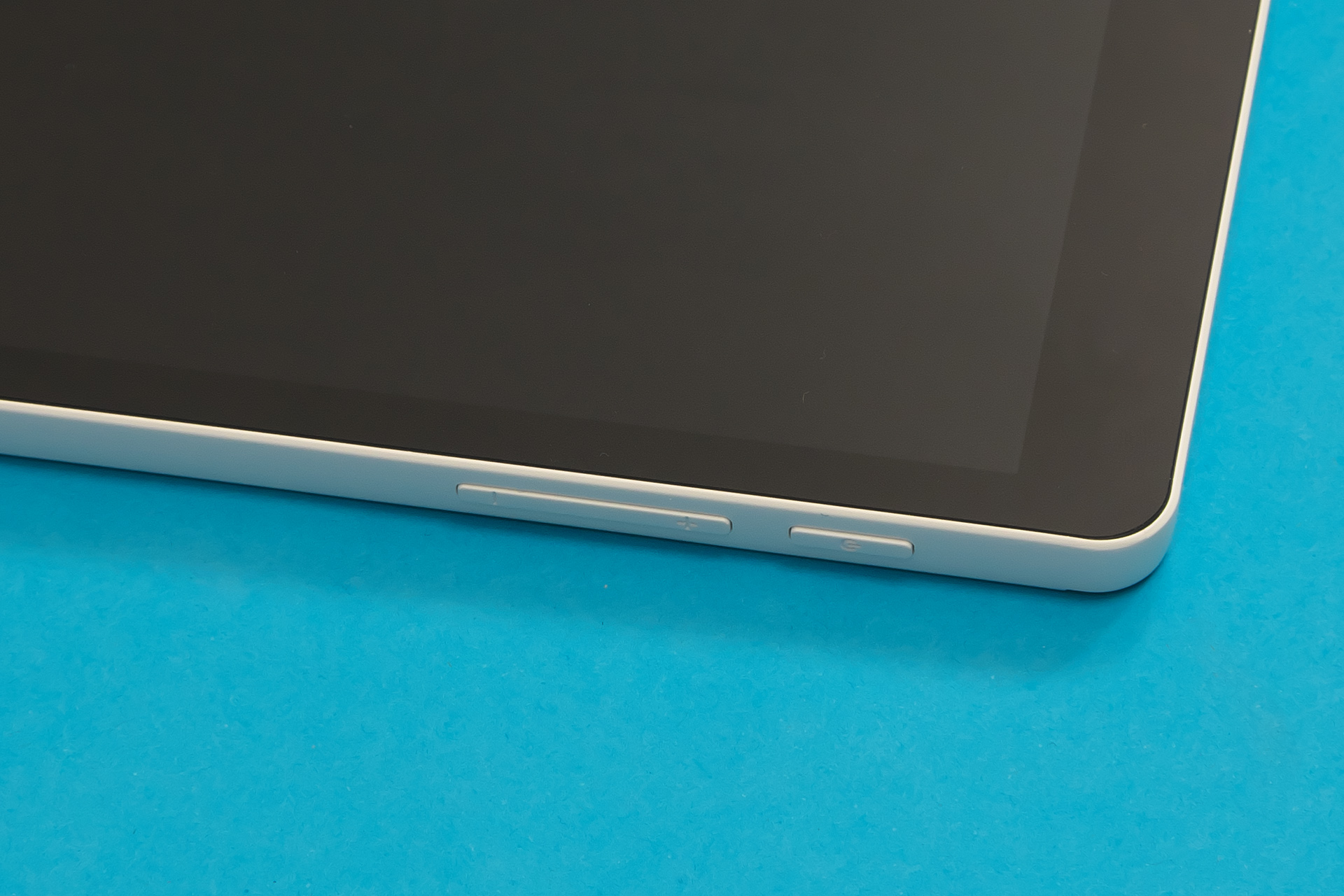 本体右側面に電源ボタン、音量ボタンを備えています。Windowsタブレットでは横位置使用を想定している製品もありますが、本製品は明確に縦位置、縦持ちを想定した仕様となっています