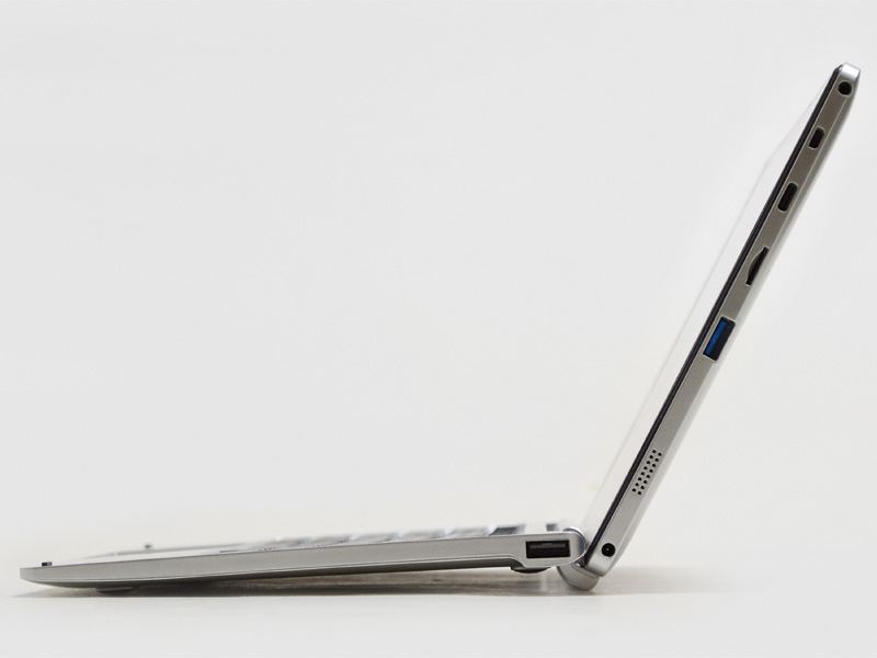 本体右側面に上から3.5mmジャック、Micro HDMI、USB 2.0 Type-C、microSDカードスロット、USB 3.0、スピーカー、電源入力