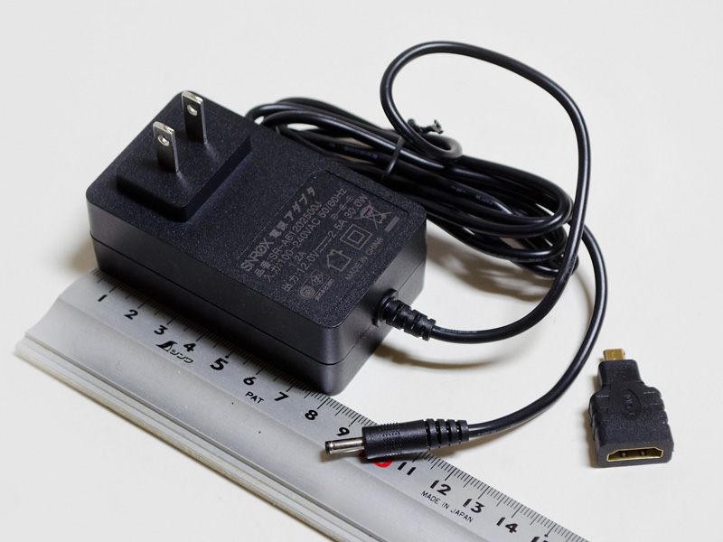 付属のACアダプタはサイズ約80×48×32mm(幅×奥行き×高さ)、重量147g、出力12V/2.5A