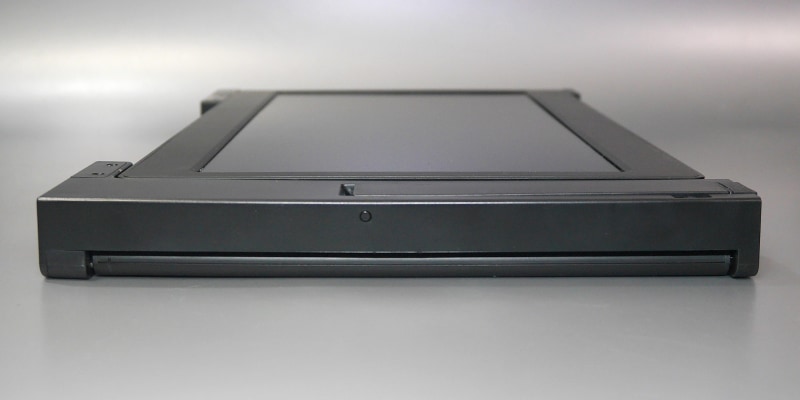 右側面。こちらもポート類は内側にあるため見えない