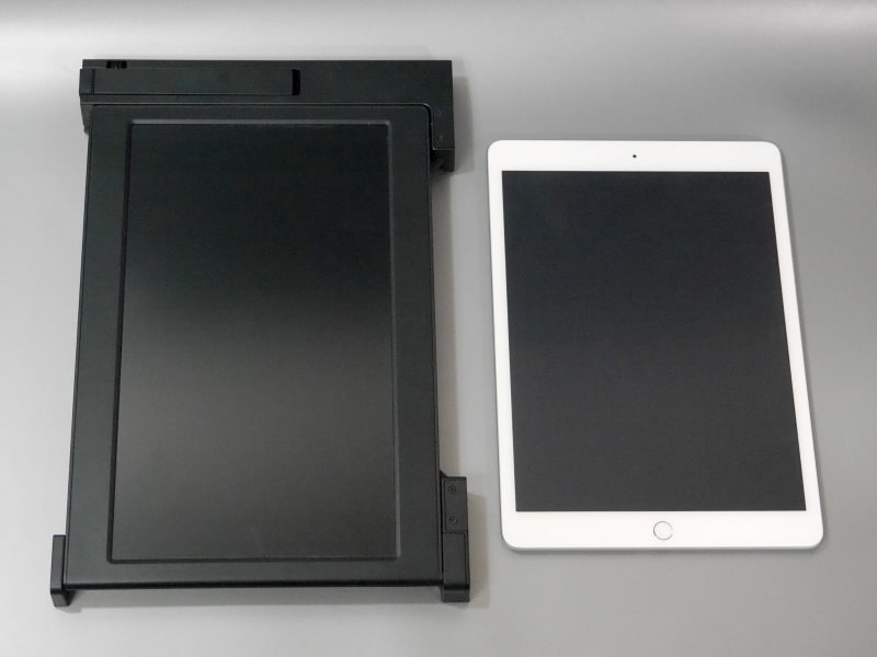 第8世代iPad(10.2型)とのサイズ比較。本製品のほうが長辺側がやや長い