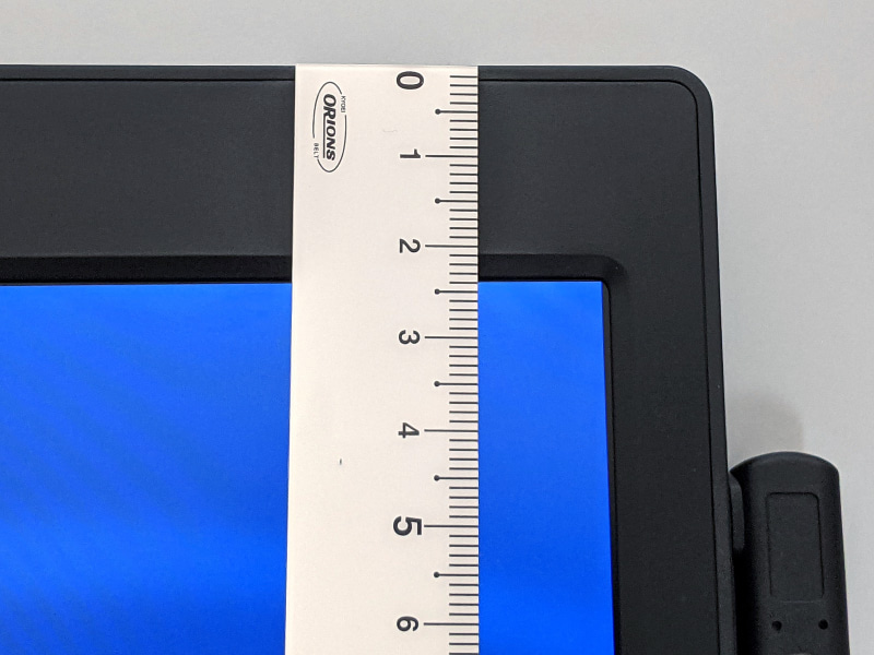 ベゼル(上下)は実測およそ24mmとかなり広い