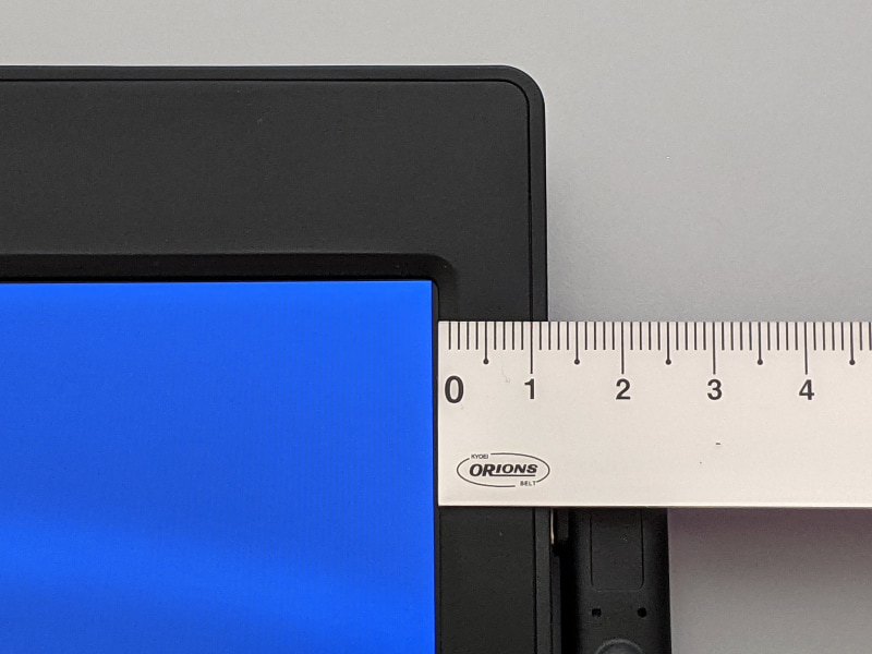 ベゼル(外側)は実測およそ12mm