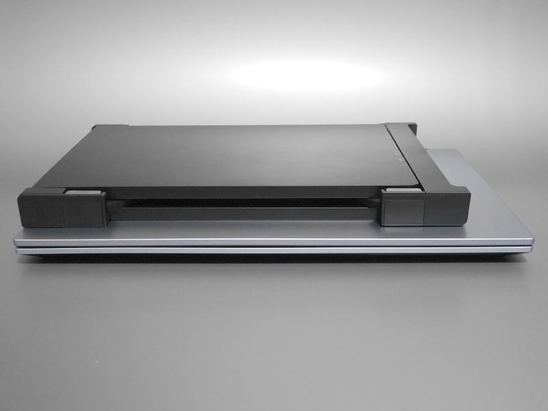 厚みは26mm。ディスプレイ2台を重ねた構造ゆえそこそこ分厚い