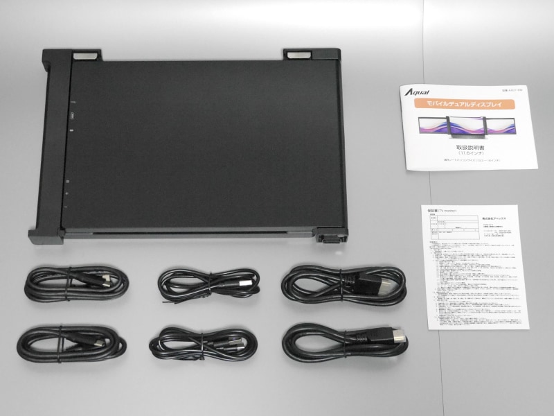 同梱品一式。ケーブルは、USB Type-C - Cケーブル、Type-A - Cケーブル、HDMIケーブルの3本が左右それぞれのディスプレイに対して1セットずつ付属する