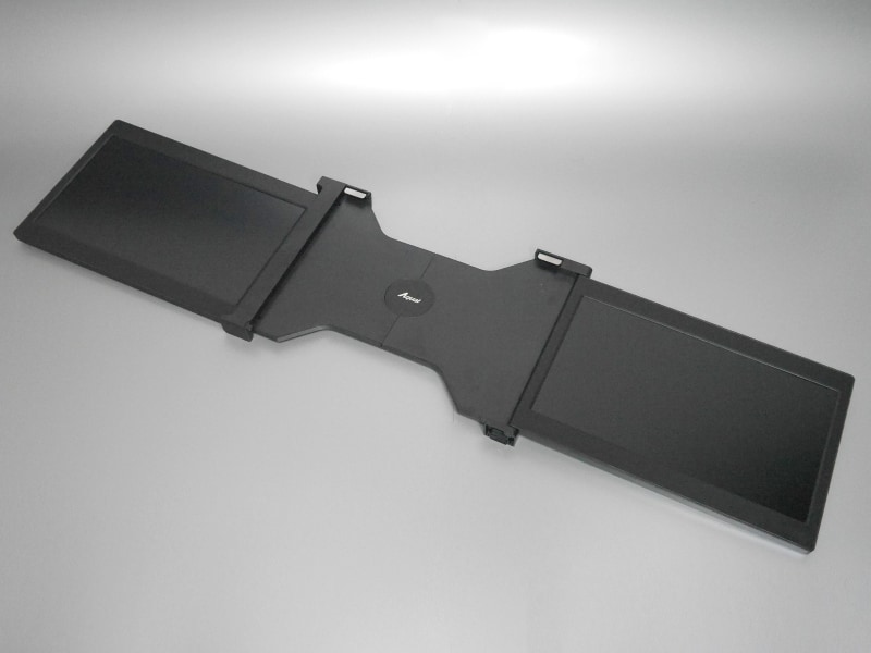 展開した状態。幅は実測で865mmと巨大だ