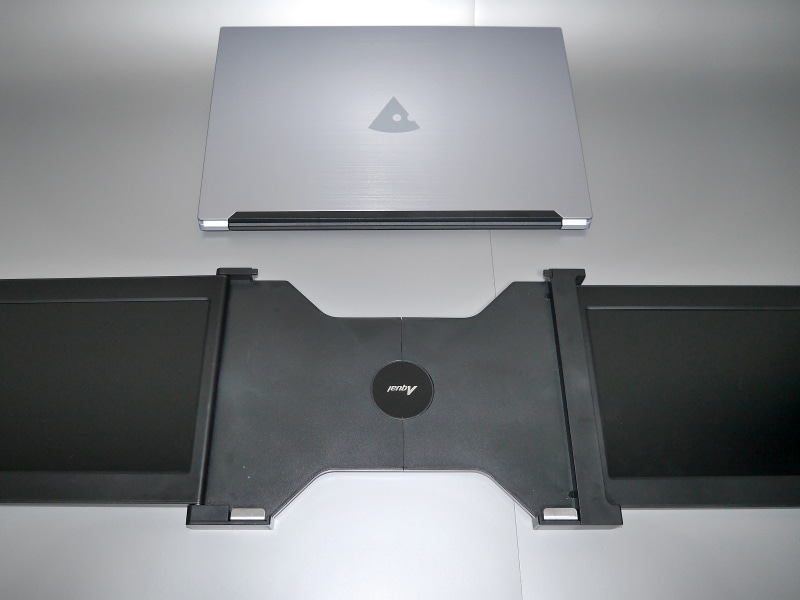 ノートパソコンと並べた状態。普通はこのように、ノートパソコン天板部の幅よりも、本製品のブラケットが狭い状態になっているはずだ