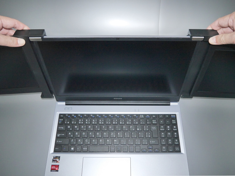 左右上部のクリップを、ノートパソコンの天板部に背後から引っ掛ける