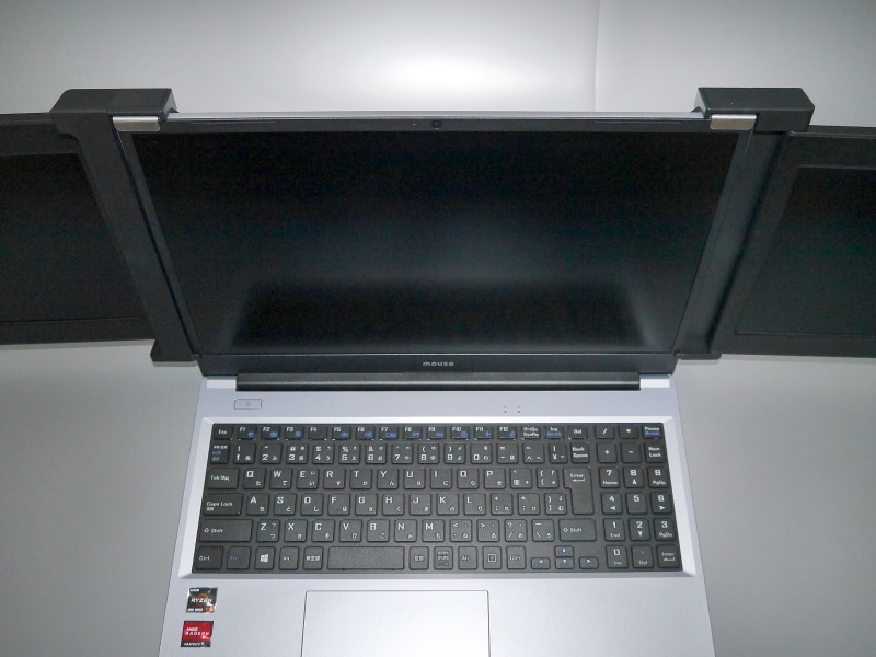 ノートパソコン天板の幅に合うよう中央に向かってブラケットを押し込み、セット完了