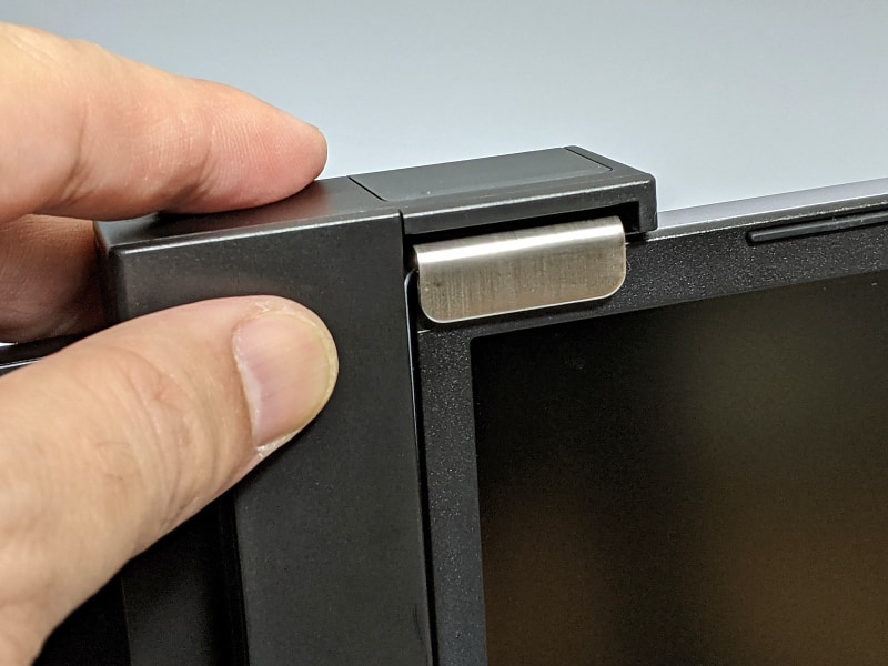 上部クリップは前方に引き出せるため、実測15mmまでの厚みに引っ掛けられる