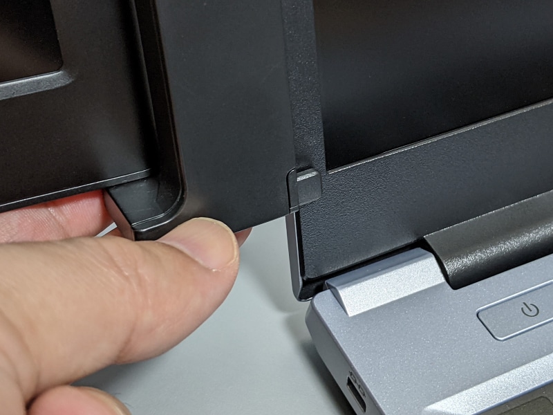 スライドさせた状態。こちらは天板の厚みが実測7.5mm程度までしか対応しない。上部クリップが対応する厚み(実測15mm)よりこちらの厚み(実測7.5mm)を基準に、対応可否を判断すべきだろう