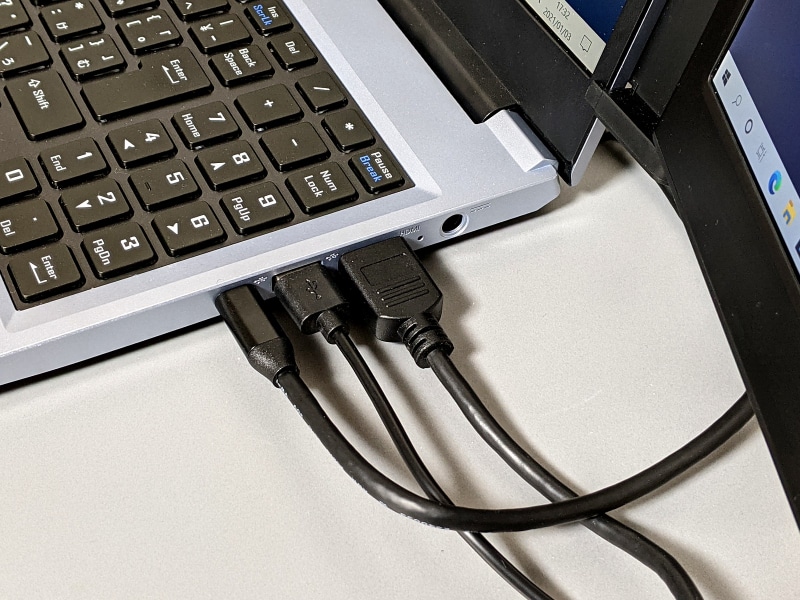 今回試用したノートパソコンはUSB Type-Cが1ポートしかなく、一方はHDMIで接続したため、本体側には計3本のケーブルを接続した