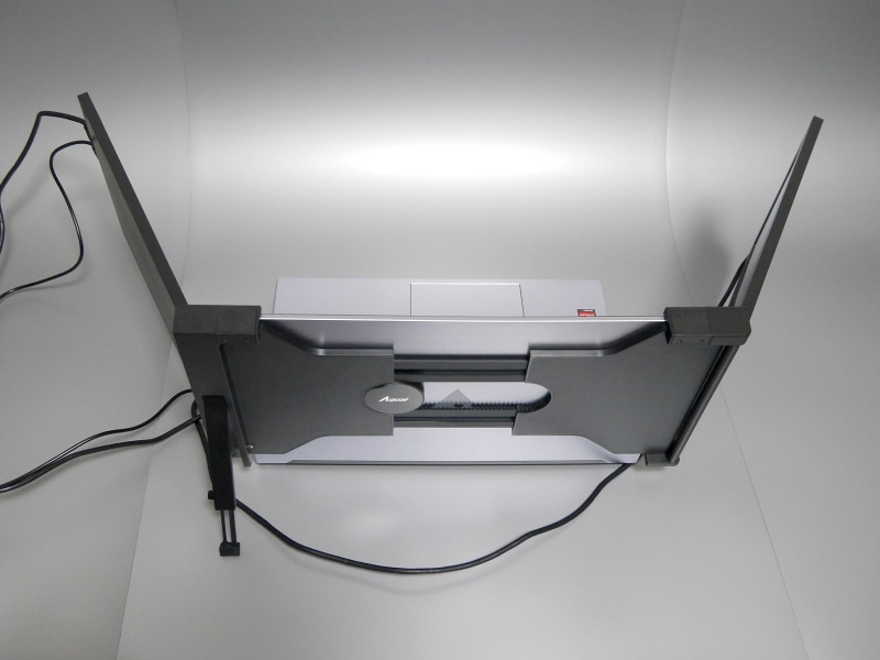 背面から見た状態。ノートパソコンの天板部が本製品を背負っている状態になる