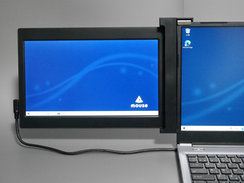 左側のディスプレイ。今回はこちらをUSB Type-Cケーブルで接続した