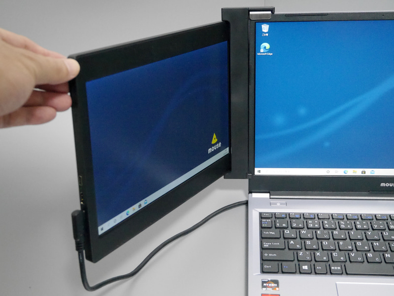 最大限まで前方に傾けた状態。可動範囲は前方に狭く、後方に広い