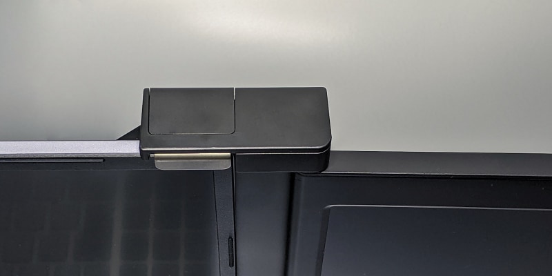 右側のディスプレイは、ノートパソコンの画面(左側)の真横よりもやや前方にある。左右で可動範囲が異なるのはこのせいだ