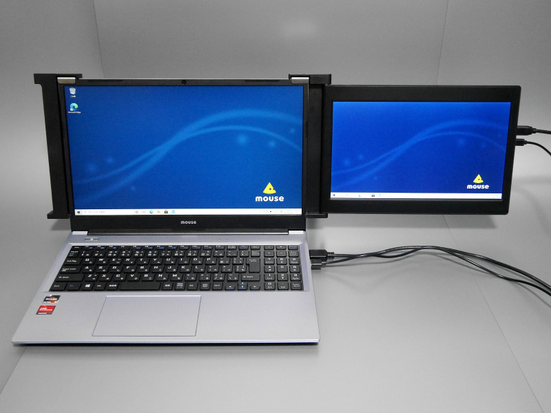 左側のディスプレイを完全に折りたたんで右側だけ使用することも可能だが、バランス的には微妙なところ