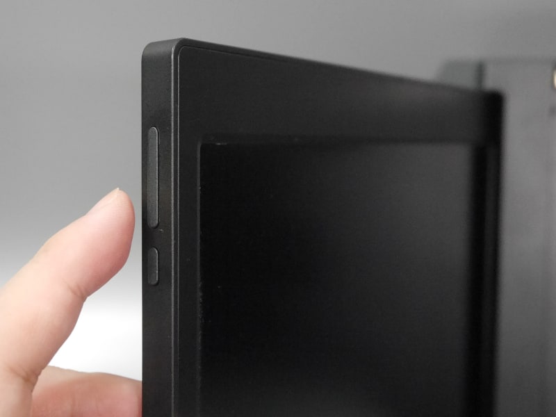 メニュー類は側面のボタンで操作する。縦長のボタンはメニューの上下選択ではなく、一方が「選択」もう一方が「戻る」というあまり見かけない割り当て