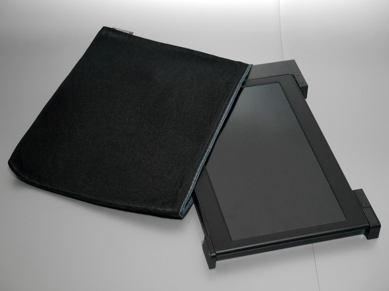 キャリングケース類は添付されないので自前で調達する必要がある。かなり厚みがあり、タブレット用のケースではひとまわり大きいサイズでないと入らないので注意したい