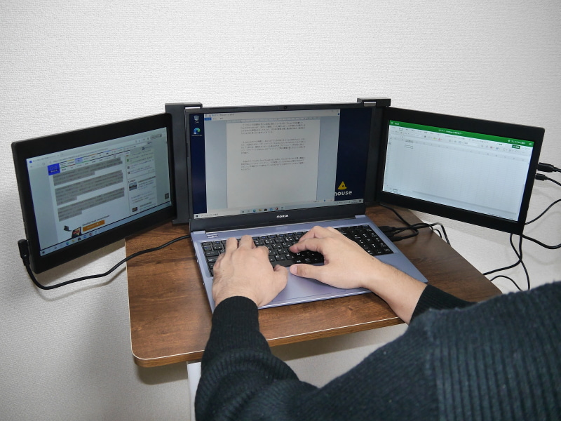 実際に作業を行なっているところ。3画面あるとノートパソコンとは思えない高い作業効率を実現できる