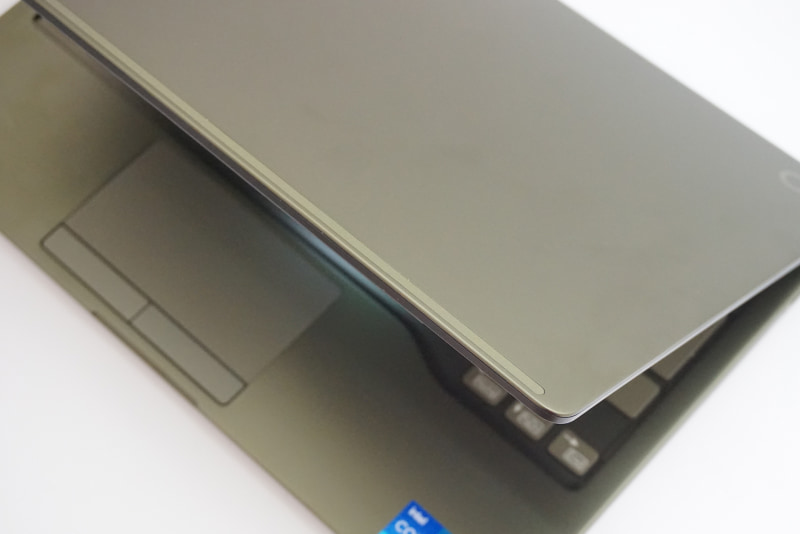 ヘアライン加工された金属の表面にカーキ色の渋い色合いマッチしており、非常に映える