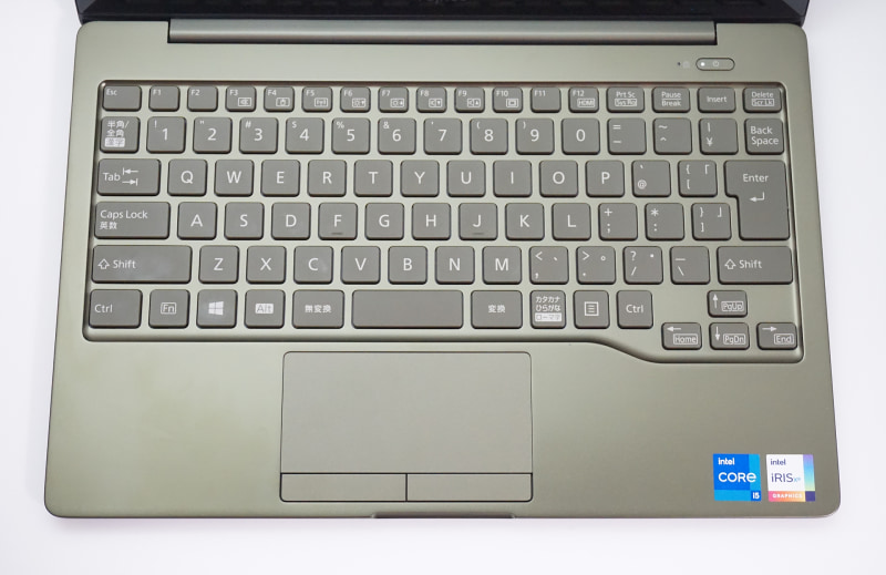 キーボードはかなりゆったりとした配列だ。細くなったり小さくなったりしているキーは少ない