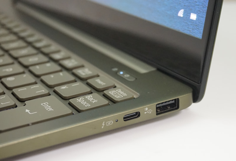 右側面のインターフェイスはType-C形状のThunderbolt 4と、USB 3.2ポートという構成