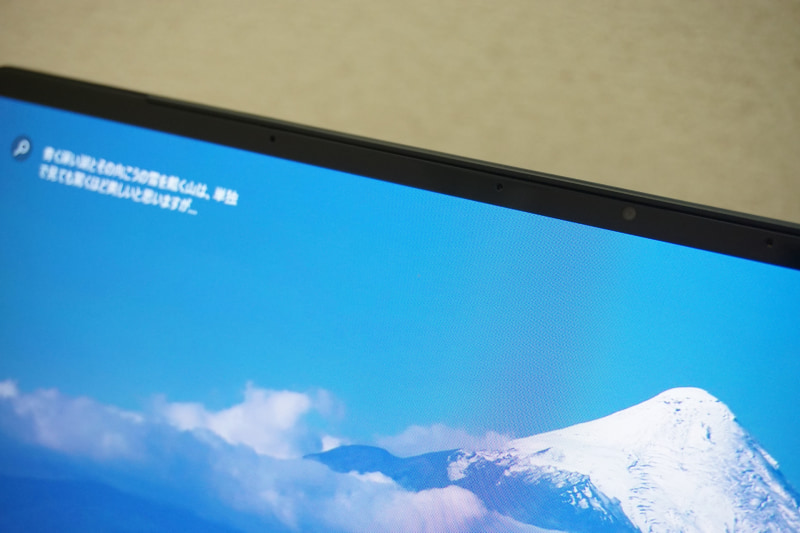 ディスプレイ上部には顔認証対応のWebカメラと4基のマイクを装備