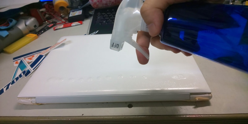 水100ccに対して食器洗い洗剤を10適ほど加えた石鹸水を作って、シールを貼る場所に噴霧