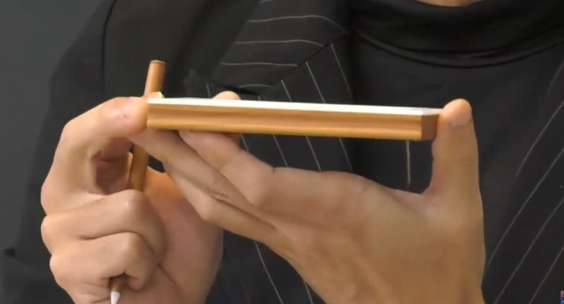 薄い筐体となっているのも特徴だ