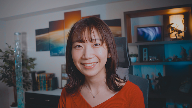 レンズはそこまで高級なものではないが、描写力があり、背景は適度にぼけている。また、照明と色味の補正により、ちょっとシネマティックな色合いにしている