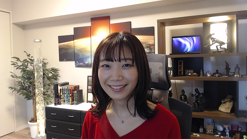 C922nによる映像。こちらもメインの照明はシーリングライトのみ。配信やビデオ会議でWebカメラを使う多くの人の映像はこのようになっている