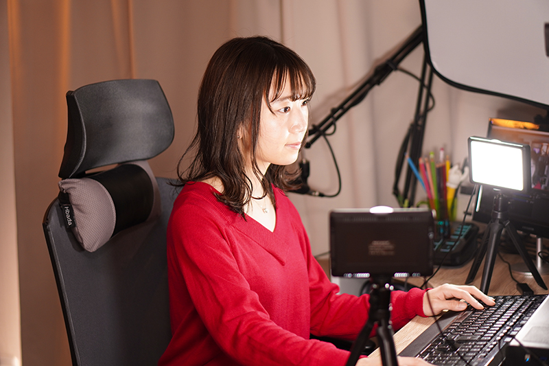 2つある照明は、こんな感じで自分の左右45度手前に置き、顔を均等に照らす