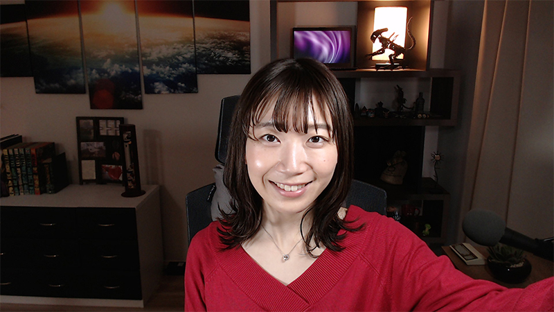 照明を頭より20cmほど高い位置に上げると、影のつき方が自然になる。ちなみに今回は適度な三脚が準備できなかったので、モデルの奥村さんには自分で照明を掲げてもらった。以降の写真で左腕が上がっているのはそのため