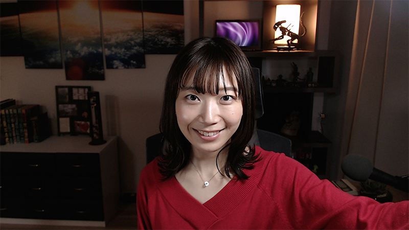 女性の場合は、左右均等な照らし方でもいいのだが、片方の照明の輝度を落とすと、より陰影がはっきりして、人物が引き立つ。