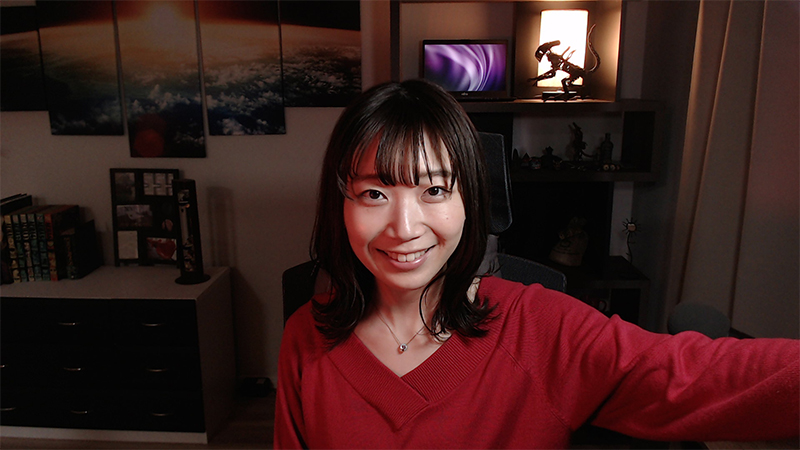 これは、暗いほうの照明に、付属の赤いフィルタを装着したところ。別の雰囲気が出る