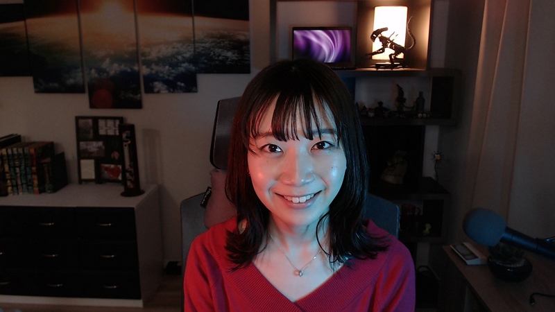 こちらはもう1つの照明に青いフィルタを装着したところ。ゲーム配信ならこういう演出もありだ