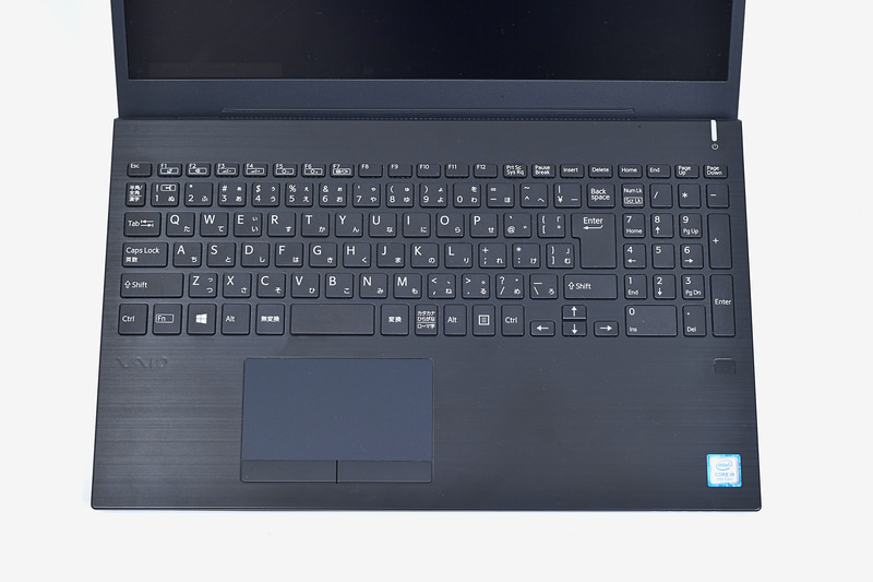 テンキー付きのフルサイズキーボード。比較的軽めのタッチ感で、長時間のタイプでも疲れにくい