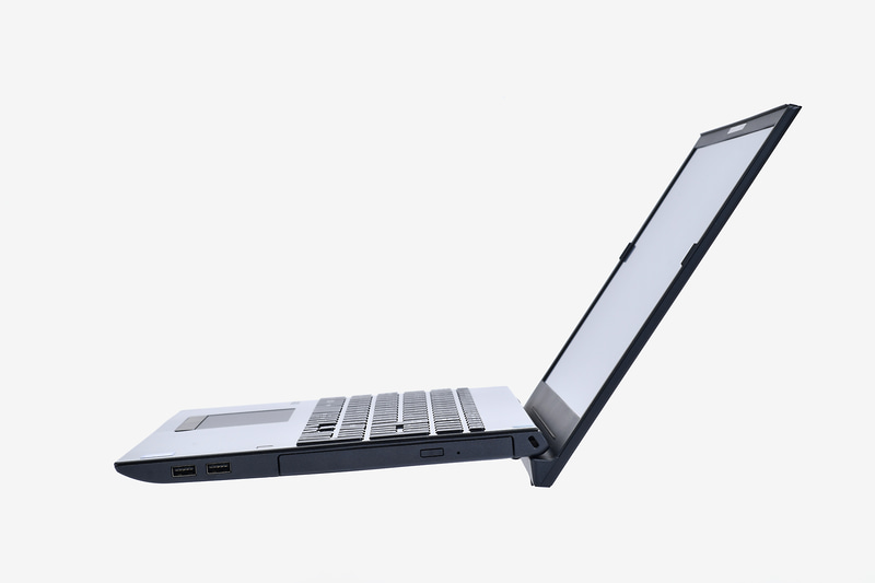 右側面には光学ドライブとUSB 3.0ポート×2