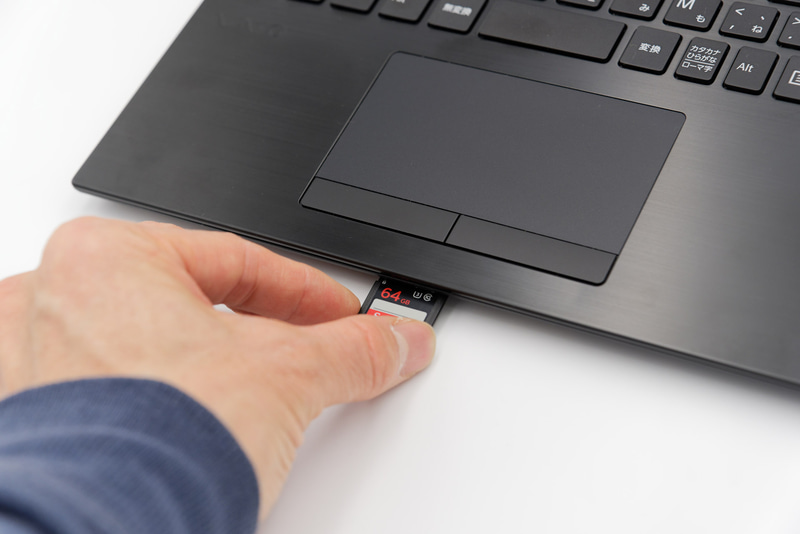 SDカードスロットには前面下部からアクセスできる