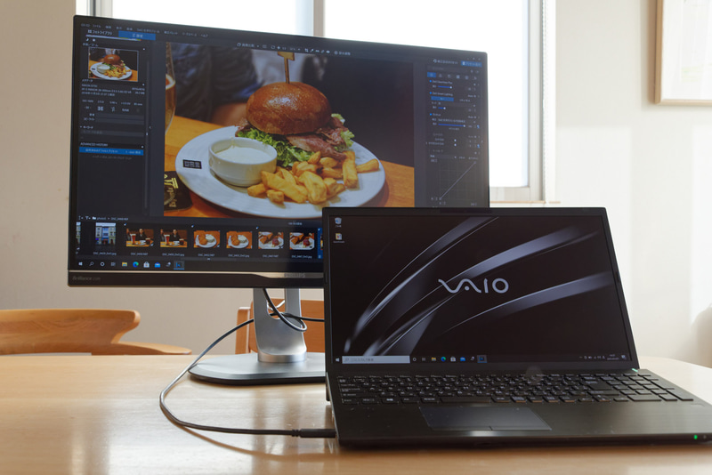 VAIO S15のThunderbolt 3ポートから直接外部ディスプレイを接続することで、デュアルディスプレイも可。ただしディスプレイ側からの給電には対応していない