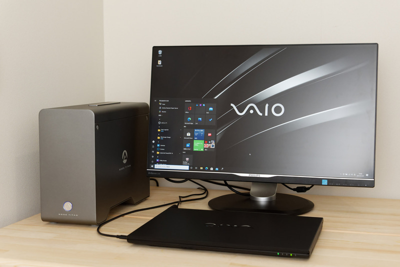 VAIO S15とAKiTiO Node Titanを接続。ZOTAC GAMING GeForce RTX 3080 AMP Holoから外部ディスプレイに画面出力するパターン。クラムシェル状態で使う場合は外付けキーボード・マウスで操作する必要がある